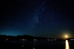 石垣島の星空と天の川と月